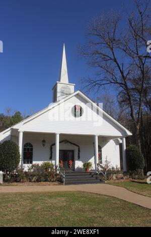 Una piccola chiesa bianca decorata per Natale nel Texas orientale rurale. Tyler, Texas Foto Stock