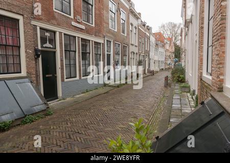 Vista sulla strada con case storiche nel centro di Middelburg, Zelanda, Th Paesi Bassi. Foto Stock