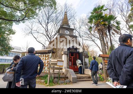 Tokyo, Giappone. Gennaio 2024. Fedeli che visitano i giardini del tempio buddista della Pagoda di Yakushido nel parco di Ueno nel centro della città Foto Stock