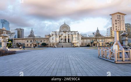 Tokyo, Giappone. 9 gennaio 2024. Vista panoramica esterna del tempio buddista Tsukiji Hongan-ji nel centro della città Foto Stock