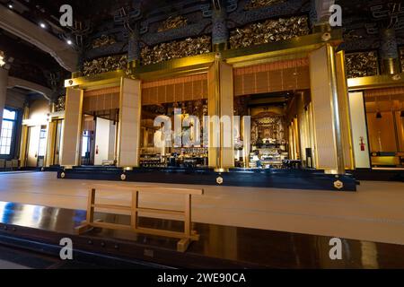 Tokyo, Giappone. Gennaio 2024. Vista panoramica interna degli altari del tempio buddista Tsukiji Hongan-ji. Foto Stock