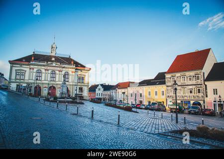 Municipio e fila di case, Weitra, Waldviertel, Austria Foto Stock