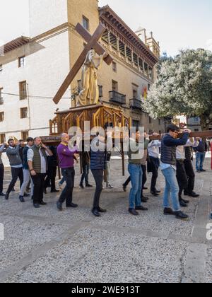 Preparativi della Confraternita di Gesù di Nazareth. i cuscinetti per le spalle sono fissati alla base. Pasqua. Prove per la processione della settimana Santa Foto Stock