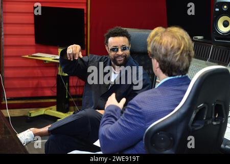 MIAMI, FLORIDA - 22 GENNAIO: Il presidente reggae Singer/Conference Shaggy e Mike Sherman partecipano all'Island Music Conference 2024 e alla Reggae Month South Florida Press Conference ai Circle House Studios il 22 gennaio 2024 a Miami, Florida. La Island Music Conference 2024 si svolgerà dal 21 al 25 febbraio a Kingston, Giamaica. L'IMC è un luogo di incontro annuale in cui i professionisti del settore musicale globale convergono per far progredire la musica. La conferenza funge da centro informativo per artisti e professionisti della musica in Giamaica e in tutta la regione e oltre. (Foto di JL/Sipa USA) Foto Stock