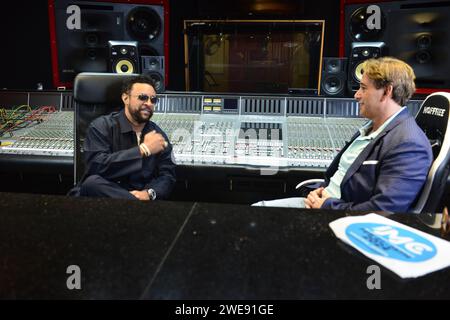 MIAMI, FLORIDA - 22 GENNAIO: Il presidente reggae Singer/Conference Shaggy e Mike Sherman partecipano all'Island Music Conference 2024 e alla Reggae Month South Florida Press Conference ai Circle House Studios il 22 gennaio 2024 a Miami, Florida. La Island Music Conference 2024 si svolgerà dal 21 al 25 febbraio a Kingston, Giamaica. L'IMC è un luogo di incontro annuale in cui i professionisti del settore musicale globale convergono per far progredire la musica. La conferenza funge da centro informativo per artisti e professionisti della musica in Giamaica e in tutta la regione e oltre. (Foto di JL/Sipa USA) Foto Stock