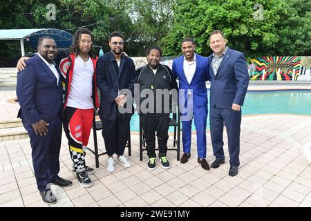 MIAMI, FLORIDA - 22 GENNAIO: Il Commissario della città di Miramar Maxwell B. Chambers, Abebe Lewis, Reggae Singer e il presidente della conferenza Shaggy, Roger Lewis di Inner Circle, Jawan Strader e Oliver Mair, consolato generale della Giamaica negli Stati Uniti meridionali partecipa alla Island Music Conference 2024 e alla Reggae Month South Florida Press Conference presso i Circle House Studios il 22 gennaio 2024 a Miami, Florida. La Island Music Conference 2024 si svolgerà dal 21 al 25 febbraio a Kingston, Giamaica. L'IMC è un luogo di incontro annuale in cui i professionisti del settore musicale globale convergono per far progredire la musica. La Foto Stock