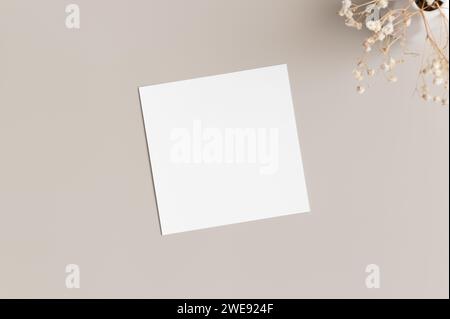 Mockup di carte quadrate invito con gypsophila. Foto Stock