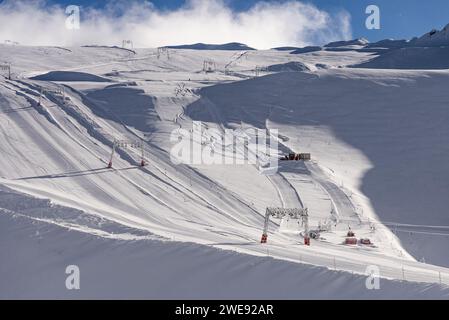 alpi francesi in inverno, Rodano Alpi in Francia Europa. Le montagne delle alpi innevate Les deux alpes in Europa. Foto Stock