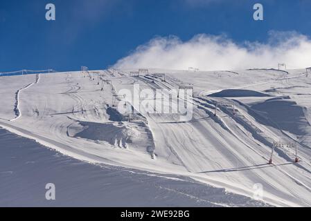 alpi francesi in inverno, Rodano Alpi in Francia Europa. Le montagne delle alpi innevate Les deux alpes in Europa. Foto Stock