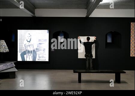 Edimburgo, Scozia, Regno Unito. 24 gennaio 2024. Una grande mostra dedicata ai tessuti recentemente scoperti dell'iconico artista pop Andy Warhol segna la prima volta che queste opere perdute saranno viste in Scozia. Andy Warhol: The Textiles è a Dovecot Studios dal 26 gennaio al 18 maggio 2024. "ANDY WARHOL ArtWork © 2024 The Andy Warhol Foundation for the Visual Arts, Inc / Concesso in licenza da DAC, Londra." - credito richiesto per l'uso delle immagini. Crediti: Craig Brown/Alamy Live News Foto Stock