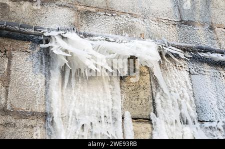 Acqua ghiacciata dopo lo scoppio di un tubo in inverno. Foto Stock