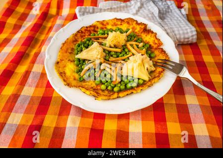 Frittata all'uovo con pisello bollito, fungo shimeji fritto e formaggio svizzero a forma di rosa su piatto bianco con forchetta su tovaglia a scacchi rosso-arancione, asciugamano, Foto Stock