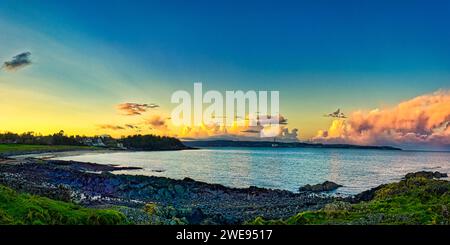 Tramonto autunnale su Helen's Bay sul Belfast Lough, vicino a Bangor, County Down, Irlanda del Nord. Foto Stock