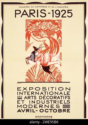 "EXPOSITION INTERNATIONALE DES ARTS DECORATIFS ET INDUSTRIELS MODERNES AVRIL-OCTOBRE PARIS - 1925" ["ESPOSIZIONE INTERNAZIONALE DELLE ARTI DECORATIVE E DELL'INDUSTRIA MODERNA APRILE-OTTOBRE PARIGI - 1925"] VINTAGE FRENCH ADVERTISING. Illustra una donna centauro stilizzata circondata da fiori in uno schema di colori rosso e crema bicolore, rappresentativo del movimento Art Deco. Foto Stock