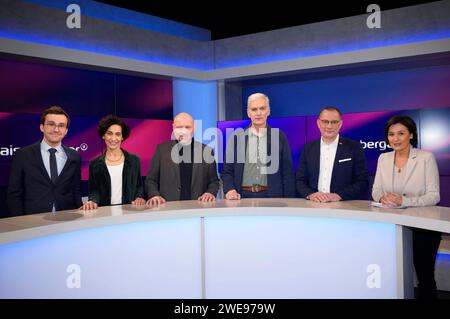 Martin Machowecz, Sonja Zekri, Olaf Sundermeyer, Walter Sittler, Tino Chrupalla und Sandra Maischberger in der ARD-Talkshow maischberger im Studio Berlin Adlershof. Berlin, 23.01.2024 *** Martin Machowecz, Sonja Zekri, Olaf Sundermeyer, Walter Sittler, Tino Chrupalla e Sandra Maischberger sul talk show ARD maischberger in Studio Berlin Adlershof Berlin, 23 01 2024 foto:XT.xBartillax/xFuturexImagex maischberger2301 4102 Foto Stock