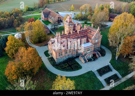 Jaunmoku Brick Castello medievale vicino Tukums, Lettonia in una chiara giornata di sole autunno, vista aerea Foto Stock