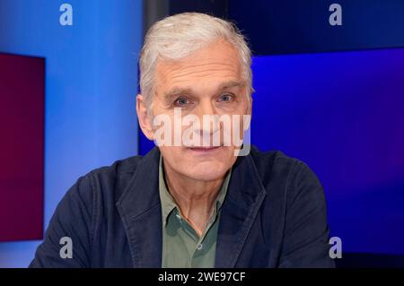 Walter Sittler in der ARD-Talkshow maischberger im Studio Berlin Adlershof. Berlino, 23.01.2024 *** Walter Sittler sul talk show ARD maischberger in Studio Berlin Adlershof Berlin, 23 01 2024 foto:XT.xBartillax/xFuturexImagex maischberger2301 4107 Foto Stock