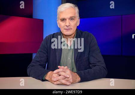 Walter Sittler in der ARD-Talkshow maischberger im Studio Berlin Adlershof. Berlino, 23.01.2024 *** Walter Sittler sul talk show ARD maischberger in Studio Berlin Adlershof Berlin, 23 01 2024 foto:XT.xBartillax/xFuturexImagex maischberger2301 4103 Foto Stock