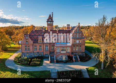 Jaunmoku Brick Castello medievale vicino Tukums, Lettonia in una chiara giornata di sole autunno, vista aerea Foto Stock