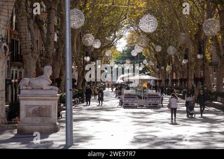 2 dicembre 2023 - decorazioni natalizie sul Passeig del Born, Palma, Maiorca, Spagna. Foto Stock