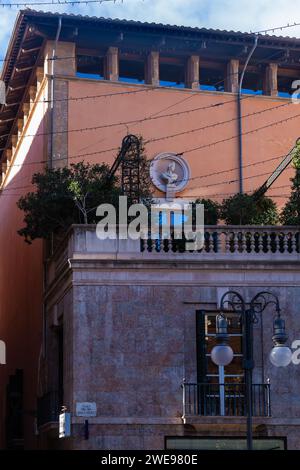 2 dicembre 2023 - architettura nella Placa del Rei Joan Carles 1 e intorno alla Fontana di Palma di Maiorca, conosciuta come la Placa de les Tortugues, P. Foto Stock