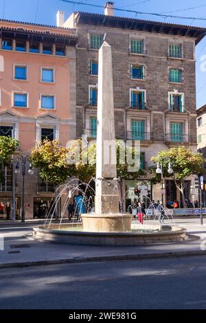 2 dicembre 2023 - architettura nella Placa del Rei Joan Carles 1 e intorno alla Fontana di Palma di Maiorca, conosciuta come la Placa de les Tortugues, P. Foto Stock