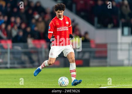 EINDHOVEN, PAESI BASSI - 17 GENNAIO: Andre Ramalho del PSV in azione dell'FC Twente corre con la palla durante la partita di TOTO KNVB Cup tra PSV e FC Twente al Philips Stadion il 17 gennaio 2024 ad Eindhoven, Paesi Bassi. (Foto di Joris Verwijst/Orange Pictures) Foto Stock