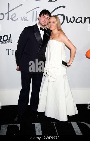 Chloe Sevigny mit Ehemann Sinisa Mackovic bei der Premiere der FX serie feud: Capote vs. The Swans im Museum of Modern Art New York, 23.01.2024 *** Chloe Sevigny con il marito Sinisa Mackovic alla premiere della serie FX feud capote vs the Swans al Museum of Modern Art New York, 23 01 2024 foto:XB.xHinex/xFuturexImagex feud 4151 Foto Stock