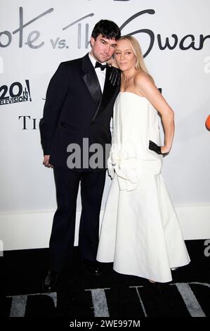 Chloe Sevigny mit Ehemann Sinisa Mackovic bei der Premiere der FX serie feud: Capote vs. The Swans im Museum of Modern Art New York, 23.01.2024 *** Chloe Sevigny con il marito Sinisa Mackovic alla premiere della serie FX feud capote vs the Swans al Museum of Modern Art New York, 23 01 2024 foto:XB.xHinex/xFuturexImagex feud 4150 Foto Stock