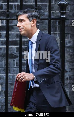 Londra, Regno Unito. 24 gennaio 2024. Rishi Sunak, deputato, primo ministro del Regno Unito, esce dal 10 di Downing Street per partecipare alle domande del primo ministro (PMQ) al Parlamento di oggi. Crediti: Imageplotter/Alamy Live News Foto Stock