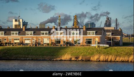 Vista di Ijmuiden, Paesi Bassi, quartiere residenziale colpito dall'industria pesante e cattiva qualità dell'aria Foto Stock