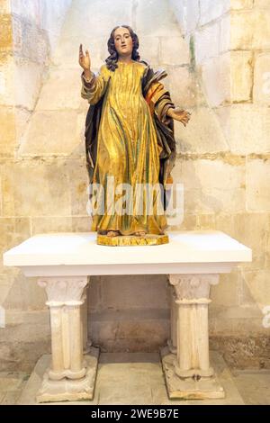 Statua di una rappresentazione femminile di Gesù all'interno del monastero di Batalha. Foto Stock