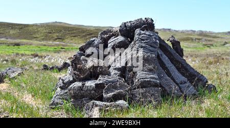Pile di torba essiccate al sole su South Uist, Ebridi esterne, Scozia Foto Stock