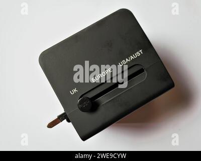 Immagine isolata di un adattatore universale per viaggiare negli Stati Uniti, in Europa e nel Regno Unito Foto Stock