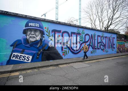 Un murale di Wael Dahdouh, principale corrispondente di al Jazeera a Gaza, dipinto dall'artista di strada Emmalene Blake, a Dublino, in Irlanda. Un attacco aereo nei pressi della città meridionale di Rafah ha ucciso due giornalisti domenica, tra cui Hamza Dahdouh, il figlio maggiore di Wael Dahdouh, secondo il canale in lingua araba di proprietà del Qatar e i funzionari medici locali. Al Jazeera trasmise delle riprese di Dahdouh che piangeva e teneva la mano di suo figlio prima di andarsene in un'alba. Data foto: Mercoledì 24 gennaio 2024. Foto Stock