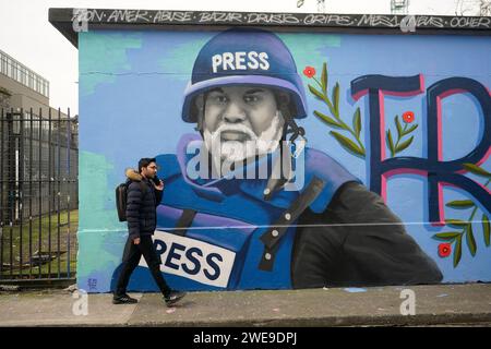 Un murale di Wael Dahdouh, principale corrispondente di al Jazeera a Gaza, dipinto dall'artista di strada Emmalene Blake, a Dublino, in Irlanda. Un attacco aereo nei pressi della città meridionale di Rafah ha ucciso due giornalisti domenica, tra cui Hamza Dahdouh, il figlio maggiore di Wael Dahdouh, secondo il canale in lingua araba di proprietà del Qatar e i funzionari medici locali. Al Jazeera trasmise delle riprese di Dahdouh che piangeva e teneva la mano di suo figlio prima di andarsene in un'alba. Data foto: Mercoledì 24 gennaio 2024. Foto Stock