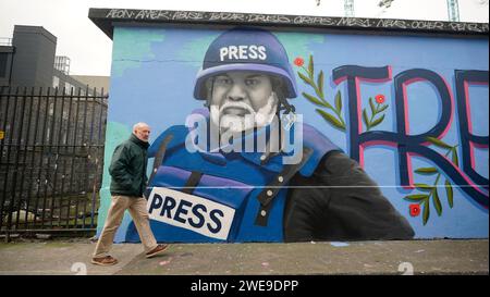 Un murale di Wael Dahdouh, principale corrispondente di al Jazeera a Gaza, dipinto dall'artista di strada Emmalene Blake, a Dublino, in Irlanda. Un attacco aereo nei pressi della città meridionale di Rafah ha ucciso due giornalisti domenica, tra cui Hamza Dahdouh, il figlio maggiore di Wael Dahdouh, secondo il canale in lingua araba di proprietà del Qatar e i funzionari medici locali. Al Jazeera trasmise delle riprese di Dahdouh che piangeva e teneva la mano di suo figlio prima di andarsene in un'alba. Data foto: Mercoledì 24 gennaio 2024. Foto Stock