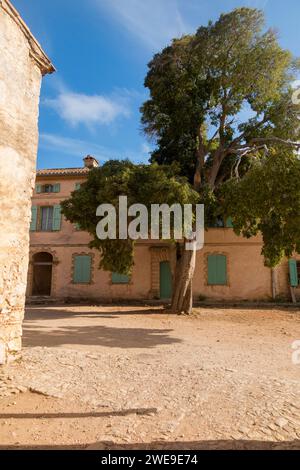 Cortile interno ed edifici di Fort Royal, anche un ex carcere, a Île Sainte-Marguerite / Isola di Saint Marguerite. Costa dalla Costa Azzurra/Cannes. Francia. (135) Foto Stock