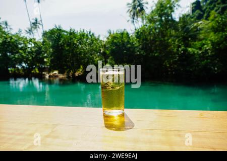 Bevanda mirata selettiva, alcool e bicchiere d'acqua con birra, acqua frizzante e cubetto di ghiaccio. Birra ghiacciata, ai tailandesi piace bere birra sul ghiaccio Foto Stock