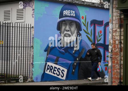 Un murale di Wael Dahdouh, principale corrispondente di al Jazeera a Gaza, dipinto dall'artista di strada Emmalene Blake, a Dublino, in Irlanda. Un attacco aereo nei pressi della città meridionale di Rafah ha ucciso due giornalisti domenica, tra cui Hamza Dahdouh, il figlio maggiore di Wael Dahdouh, secondo il canale in lingua araba di proprietà del Qatar e i funzionari medici locali. Al Jazeera trasmise delle riprese di Dahdouh che piangeva e teneva la mano di suo figlio prima di andarsene in un'alba. Data foto: Mercoledì 24 gennaio 2024. Foto Stock