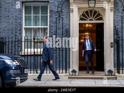 Londra, Regno Unito. 24 gennaio 2024. Il primo Ministro, Rishi Sunak, lascia il numero 10 per andare in Parlamento per le domande dei primi Ministri. Affronterà Keir Starmer attraverso la scatola di spedizione. Crediti: Mark Thomas/Alamy Live News Foto Stock