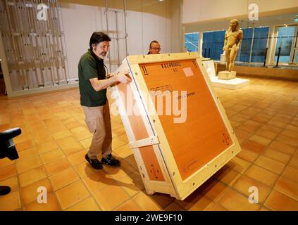 Bella, Francia. 24 gennaio 2024. © PHOTOPQR/NICE MATIN/Dylan Meiffret ; Nizza ; 24/01/2024 ; Demenagement des oeuvres du musee Matisse pour une Exposition a Tokyo, decrochage de 'fleurs et fruit'. Nizza, Francia, 24 gennaio 2024 operazione delicata presso il museo Matisse di Nizza, stand della mostra "Fiori e frutti". Spostamento di opere dal Matisse Museum per una mostra a Tokyo credito: MAXPPP/Alamy Live News Foto Stock