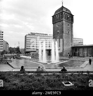 Zentrum von Karl-Marx-Stadt Karl-Marx-Stadt / Rund um den Roten Turm, Teil der mittelalterlichen Stadtbefestigung, hatte der 2. Weltkrieg alles zerstört. In den 70er Jahren begann auch hier der Wiederaufbau. Es entstand Die StadtInformation und das Hotel Kongress mit den beiden Stadthallen. Karl-Marx-Stadt Sachsen DDR *** Centro di Karl Marx City Karl Marx City la seconda guerra mondiale ha distrutto tutto intorno alla Torre Rossa, parte delle fortificazioni medievali della città la ricostruzione iniziò anche qui nel 1970, il centro informazioni della città e l'Hotel Kongress con i due sale della città furono costruiti Ka Foto Stock