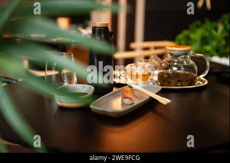 Nigiri tonno tataki su un piatto su un tavolo in un sushi bar. Foto Stock