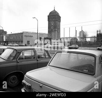 Zentrum von Karl-Marx-Stadt Karl-Marx-Stadt / Rund um den Roten Turm, Teil der mittelalterlichen Stadtbefestigung, hatte der 2. Weltkrieg alles zerstört. In den 70er Jahren begann auch hier der Wiederaufbau. Es entstand Die StadtInformation und das Hotel Kongress mit den beiden Stadthallen. Karl-Marx-Stadt Sachsen DDR *** Centro di Karl Marx City Karl Marx City la seconda guerra mondiale ha distrutto tutto intorno alla Torre Rossa, parte delle fortificazioni medievali della città la ricostruzione iniziò anche qui nel 1970, il centro informazioni della città e l'Hotel Kongress con i due sale della città furono costruiti Ka Foto Stock