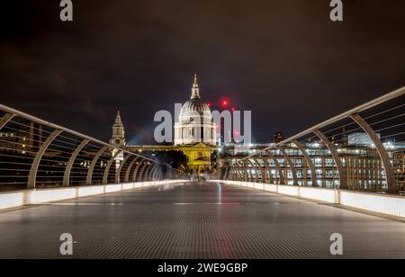 Una vista notturna a lunga esposizione di St Paul dal mezzo del Millennium Bridge. Foto Stock