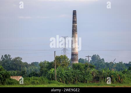 Campo di mattoni in mezzo alla natura. Questa foto è stata scattata da Chittagong, Bangladesh. Foto Stock