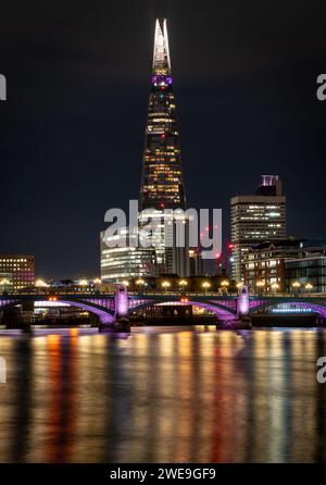 Londra. UK- 01.20.2024. Vista notturna a lunga esposizione dello Shard con riflessi luminosi sul Tamigi. Foto Stock