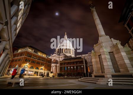 Londra. UK- 01.20.2024. Una vista notturna di St Paul da Paternoster Square. Foto Stock