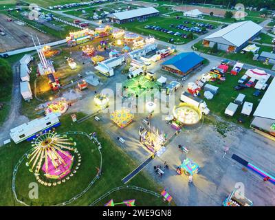 Vista aerea delle vivaci luci della zona fieristica al tramonto, Fort Wayne Foto Stock